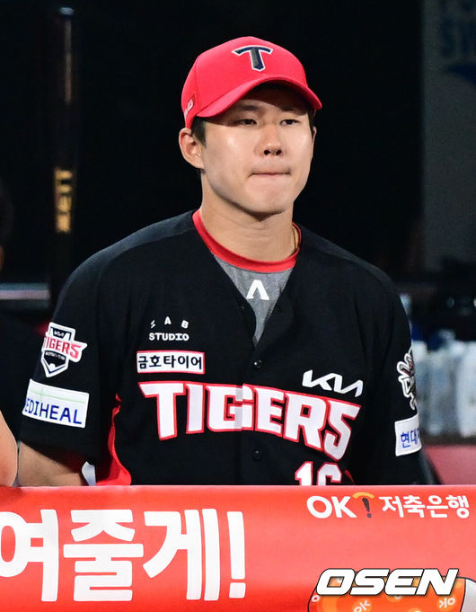 [OSEN=수원, 조은정 기자]KT가 고영표의 퀄리티스타트 플러스 명품투를 앞세워 5할 승률을 회복했다. 1회말 발생한 KIA 최원준의 포구 실책에 양 팀의 희비가 엇갈렸다.프로야구 KT 위즈는 21일 수원KT위즈파크에서 열린 2025 신한 SOL뱅크 KBO리그 KIA 타이거즈와의 시즌 5차전에서 3-1로 승리했다.9회초 KIA 최원준이 경기를 지켜보고 있다. 2025.05.21 /cej@osen.co.kr