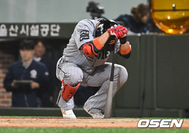 [OSEN=울산, 이석우 기자] 22일 울산 문수야구장에서 2025 신한 SOL 뱅크 KBO 리그 NC 다이노스와 한화 이글스의 경기가 열렸다. 홈팀 NC는 김녹원이, 방문팀 한화는 폰세가 선발로 나섰다.한화 이글스 하주석이 9회초 2사 자신의 타구에 발을 맞고 고통을 호소하고 있다. 2025.05.22 / foto0307@osen.co.kr
