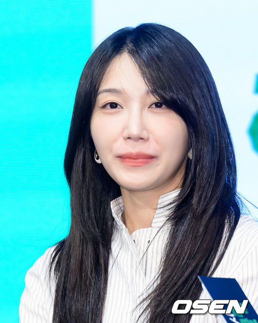 [OSEN=이대선 기자] 29일 오후 서울 구로구 더세인트에서 KBS 2TV 새 수목드라마 ‘24시 헬스클럽’ 제작발표회가 열렸다.‘24시 헬스클럽’은 근성이 넘치는 헬치광이 관장 도현중이 근심이 과다한 헬린이 회원들의 인생을 파격 교정하며 펼쳐지는 두근두근 근(筋)성장 코맨스(코믹 로맨스)다.배우 정은지가 취재진의 질문을 듣고 있다. 2025.04.29 /sunday@osen.co.kr