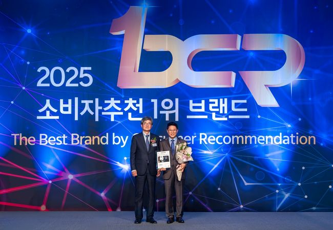 김기태 보람상조 대표이사(오른쪽)가 소비자추천1위 브랜드 시상식에서 기념촬영을 하고 있다. / 사진제공=보람그룹