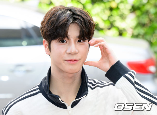 [OSEN=이대선 기자] 8일 오후 서울 영등포구 여의도 KBS 신관에서 KBS 2TV ‘열린음악회’ 녹화가 진행됐다.가수 정동원이 방송국으로 이동하며 팬과 취재진을 향해 인사를 하고 있다. 2025.04.08 /sunday@osen.co.kr