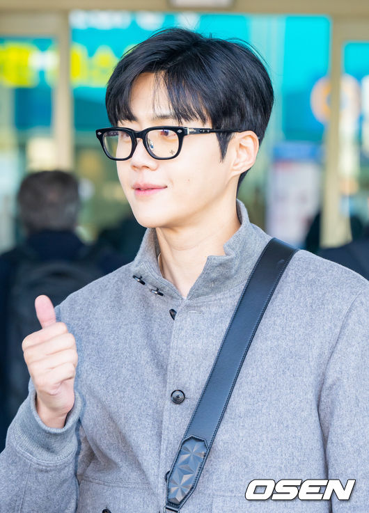 [OSEN=인천국제공항, 박준형 기자] 배우 김선호가 23일 화보 촬영을 위해 인천공항을 통해 이탈리아 로마로 출국했다.김선호는 디즈니플러스의 시리즈 '폭군'으로 다시 한번 월드클래스급 인기 인증한 바 있다.김선호가 출국에 앞서 포즈를 취하고 있다.  2024.11.23   / soul1014@osen.co.kr