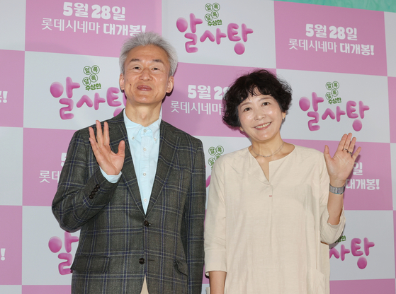 와시오 다카시(왼쪽) 프로듀서와 백희나 작가. 와시오 프로듀서는 23일 서울 광진구 롯데시네마에서 열린 기자간담회를 통해 "백 작가의 세계관이 중요하다고 생각했다"며 "10년 전, 한국에 왔을 때 간판 속 한국어들에 놀랐다. 그때의 감정을 표현하고 싶어 그림책 속 한글을 영상에도 녹였다"고 작품에 대한 애정을 표했다. 연합뉴스