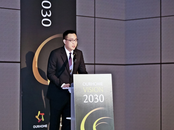 지난 20일 서울 강서구 마곡동에 있는 아워홈 본산에서 열린 '아워홈 비전 2030'에서 김동선 한화호텔앤드리조트 부사장이 '미래비전총괄'로 아워홈 경영에 참여한다고 밝혔다. 김 부사장이 향후 경영 방향에 대해서 설명하고 있는 모습. 사진 아워홈