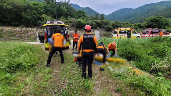23일 낮 12시 13분쯤 경남 남해군 서면의 한 소류지에 60대 두 자매가 탄 자동차가 추락하는 사고가 발생했다. 사진 경남소방본부