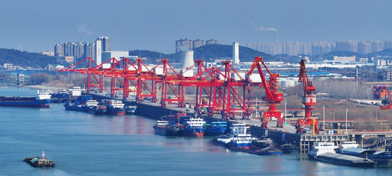 안후이(安徽) 우후(蕪湖)항 주자차오(朱家橋)항구구역 국제 컨테이너 부두에서 컨테이너 하역 작업을 하는 화물선을 드론에 담았다. 신화통신