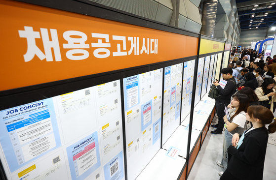 19일부터 서울 코엑스에서 열린 ‘2025 글로벌 탤런트 페어’를 찾은 구직자들의 모습. [뉴시스]