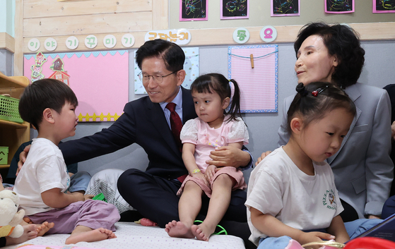 김문수 국민의힘 대통령 후보가 22일 오후 경기 광명시 한 어린이집을 설난영 여사, 딸 김동주씨 및 사위와 함께 방문해 어린이들을 만나고 있다. 김 후보는 이어 간담회에 참석해 어린이집 선생님들의 의견을 청취했다. 임현동 기자