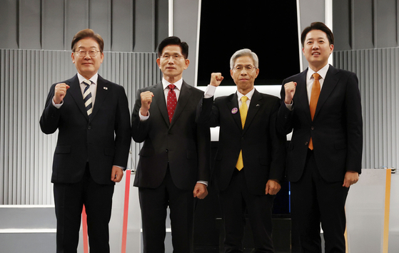 23일 서울 영등포구 KBS본관 스튜디오에서 열린 중앙선거방송토론위원회 주관 제21대 대통령선거 2차 후보자토론회 시작에 앞서 각 정당 대선 후보들이 기념촬영을 하고 있다. (왼쪽부터) 이재명 더불어민주당, 김문수 국민의힘, 이준석 개혁신당, 권영국 민주노동당 대선 후보. 국회사진기자단