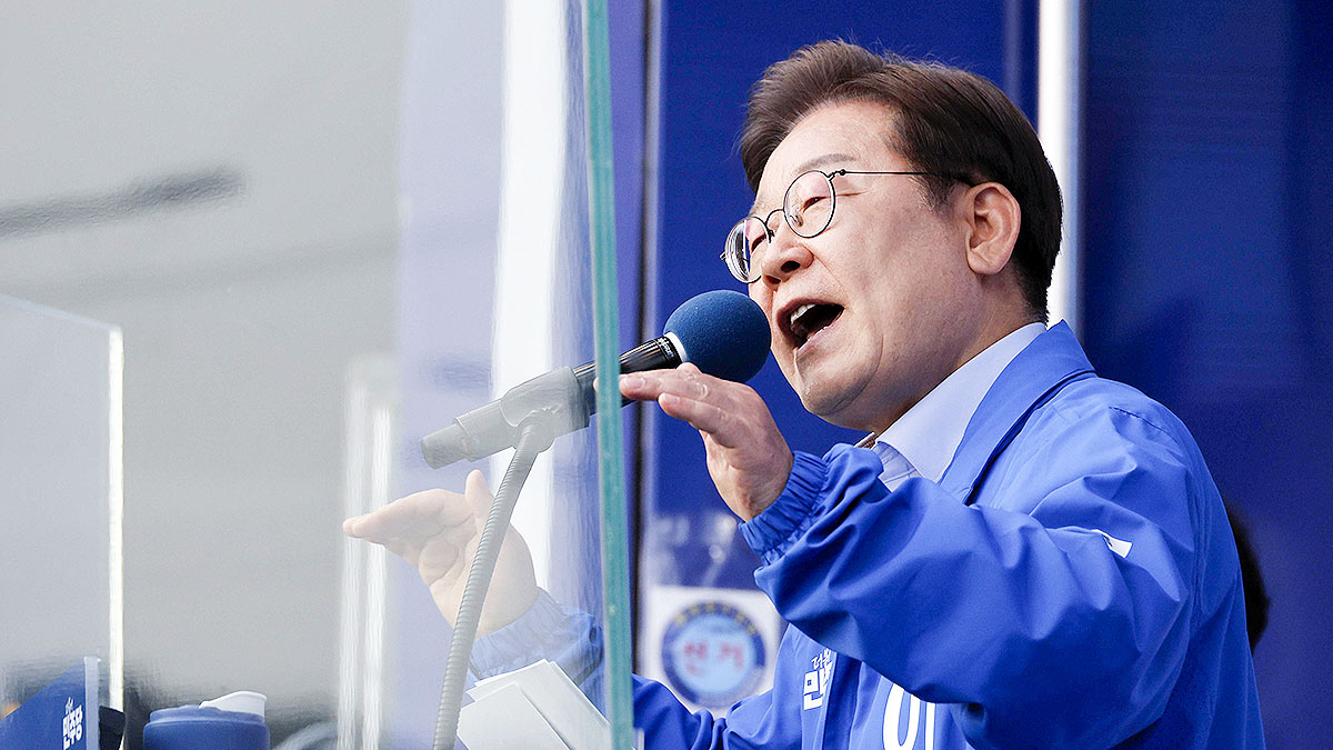 이재명 더불어민주당 대선 후보가 21일 오후 인천광역시 계양구 계양역 앞 광장에서 유세를 하고 있다. 중앙포토