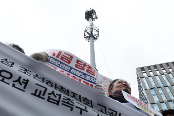 김형수 금속노조 경남지부 거제통영고성 조선하청지회장은 지난 3월 15일부터 상여금 지급 및 협력사 상용직 고용 확대 등을 한화오션 측에 요구하면서 서울 한화빌딩 앞 철탑에 올라 고공농성을 시작했다. 22일로 69일째다. 사진은 지난 3월 '노조법 2.3조 개정 운동본부' 소속회원들이 철탑 앞에서 기자회견을 하는 모습. 연합뉴스