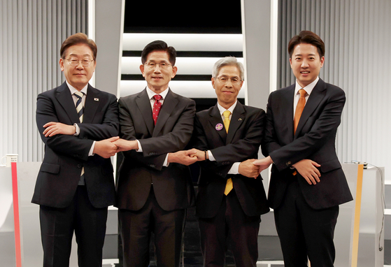 더불어민주당 이재명·국민의힘 김문수·민주노동당 권영국·개혁신당 이준석 대선후보가 23일 서울 영등포구 여의도 KBS 스튜디오에서 열린 제21대 대선 2차 후보자 토론회 시작에 앞서 기념 촬영하고 있다.연합뉴스