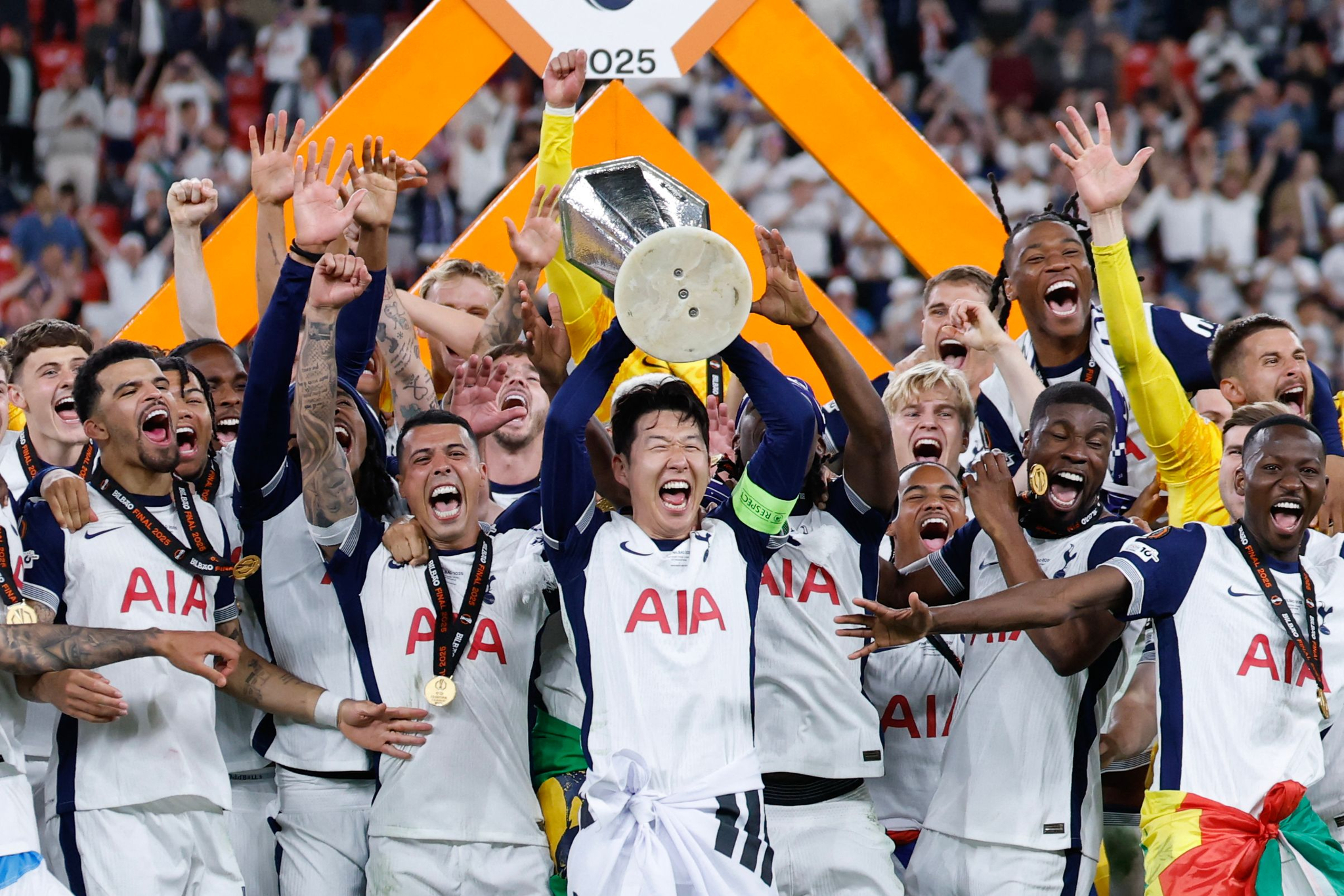 유로파리그 우승 트로피를 들어올리는 손흥민의 목에 우승 메달이 없다. UEFA가 시상식에서 수량 계산을 제대로 못한 탓이다. [AFP=연합뉴스]