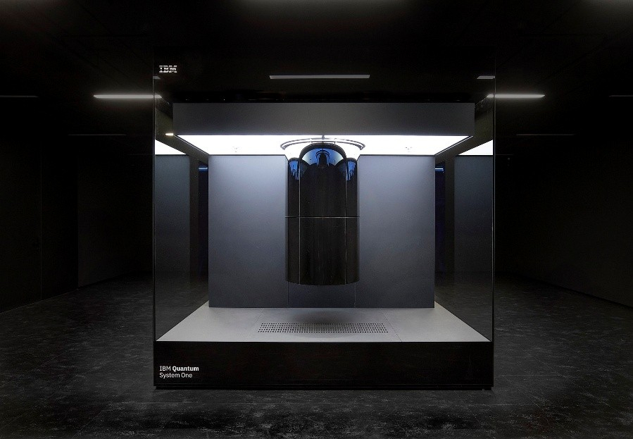 IBM 사의 초전도 양자 컴퓨터인 Quantum System One.