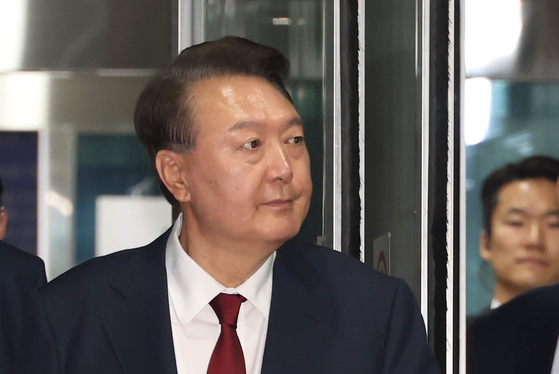 윤석열 전 대통령이 지난 19일 서울 서초구 중앙지방법원에서 열린 내란 우두머리 혐의, 직권남용 권리행사방해 혐의 사건 4차 공판을 마친 뒤 법정을 나서고 있다. 뉴시스