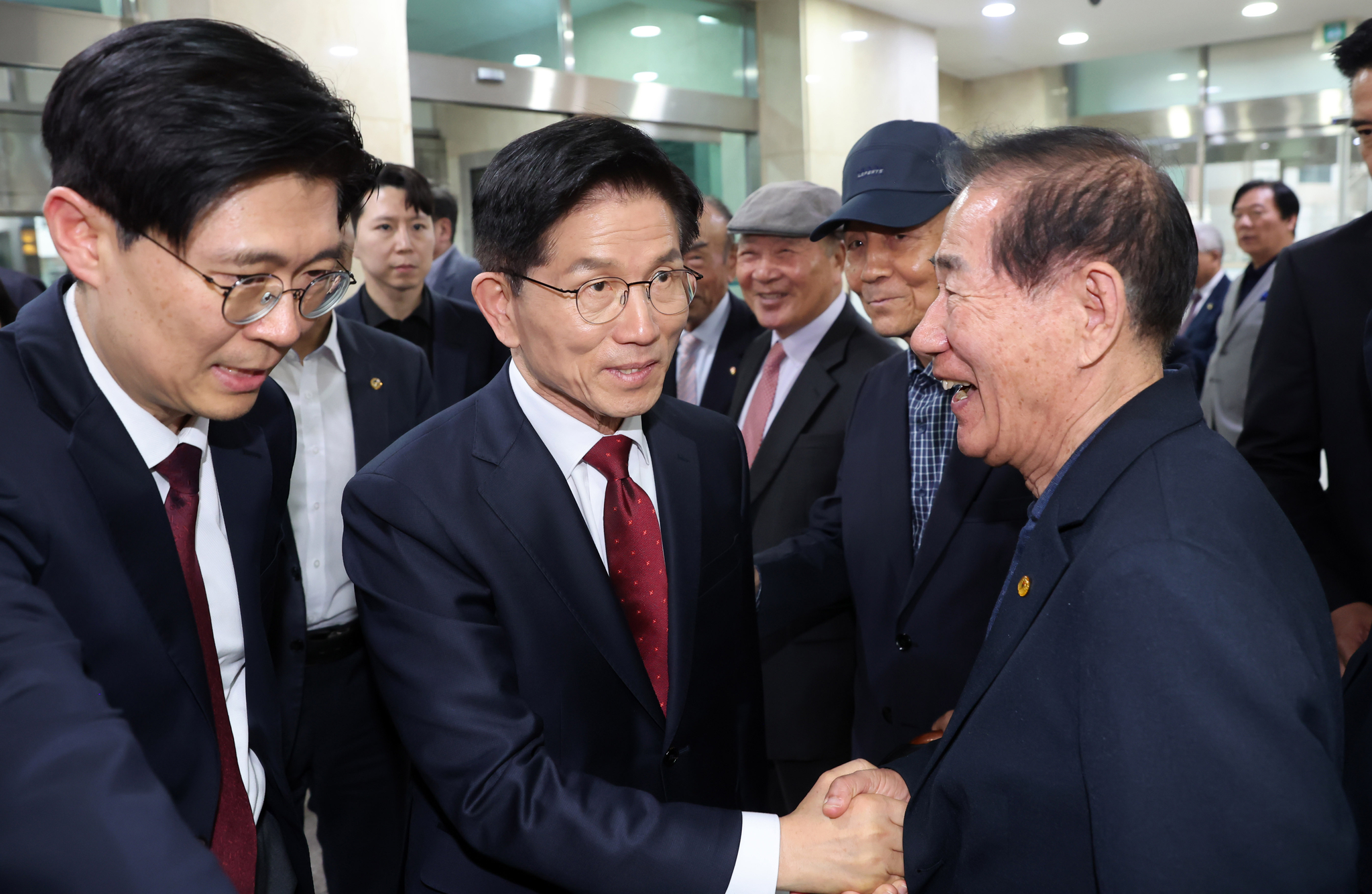 김문수 국민의힘 대선후보가 지난 19일 서울 종로구 한국기독교회관에서 열린 ‘한국기독교학교정상화추진위원회-김문수 국민의힘 대통령 후보-사학법인미션네트워크 교육정책협약식’에 참석하며 관계자들과 인사를 나누고 있다. 임현동 기자