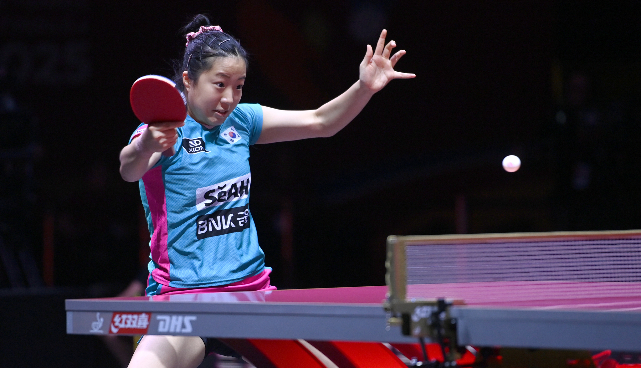 신유빈이 22일(현지시간) 카타르 도하 루사일 아레나에서 열린 2025 국제탁구연맹(ITTF) 세계선수권대회 여자단식 16강 중국 쑨잉사와 경기를 펼치고 있다. [사진공동취재단]