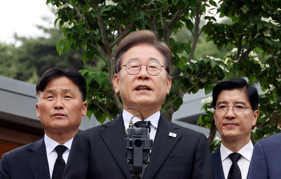 이재명 더불어민주당 대선 후보가 노무현 전 대통령 서거 16주기인 23일 오전 경남 김해의 봉하마을을 찾아 노무현 전 대통령의 묘역을 참배한 뒤 노 전대통령의 관저에서 권양숙 여사와 문재인 전 대통령 부부를 만난 뒤 기자들의 질문에 답하고 있다. 김성룡 기자