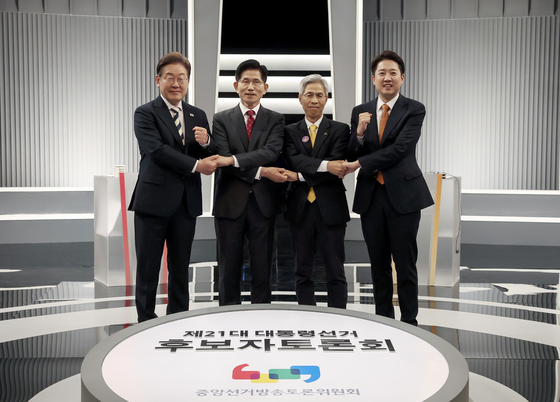 이재명 더불어민주당(왼쪽부터), 김문수 국민의힘, 이준석 개혁신당, 권영국 민주노동당 대통령 후보가 23일 서울 영등포구 KBS본관 스튜디오에서 중앙선거방송토론위원회 주관 제21대 대통령선거 2차 후보자 토론회 시작에 앞서 기념 촬영을 하고 있다.뉴스1
