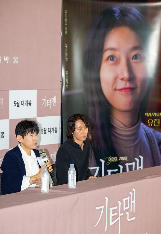 [OSEN=박준형 기자] 21일 서울 잠실롯데월드타워 내 롯데시네마 월드타워에서 영화 '기타맨'(감독 이선정) 언론시사회가 진행됐다.올해 2월 유명을 달리한 배우 김새론의 유작인 영화 '기타맨'은 고된 현실 속에서도 음악을 통해 희망을 찾으려는 천재 기타리스트 기철(이선정 분)의 상실과 사랑을 그린 음악 영화다. 이선정 감독이 김새론 관련 질문에 답하고 있다.   2025.05.21 / soul1014@osen.co.kr