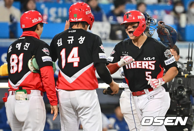 [OSEN=대구, 이석우 기자] 23일 대구삼성라이온즈파크에서 2025 신한 SOL 뱅크 KBO 리그 삼성 라이온즈와 KIA 타이거즈의 경기가 열렸다. 홈팀 삼성은 황동재가, 방문팀 KIA는 네일이 선발 출전했다. KIA 타이거즈 김도영이 8회초 1사 1루 좌중월 2점 홈런을 치고 하이파이브를 하고 있다. 2025.05.23 / foto0307@osen.co.kr