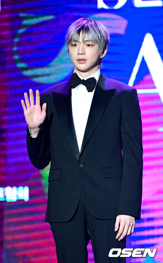 [OSEN=최규한 기자] 28일 오후 서울 동대문 DDP에서 ‘2024SEOULCONAPANSTARAWARDS’ 시상식이 열렸다.올해 10주년을 맞이한 이번 시상식은 지상파,OTT등 전 채널을 아우른다.가수 강다니엘이 포토타임을 하고 있다. 2024.12.28 / dreamer@osen.co.kr