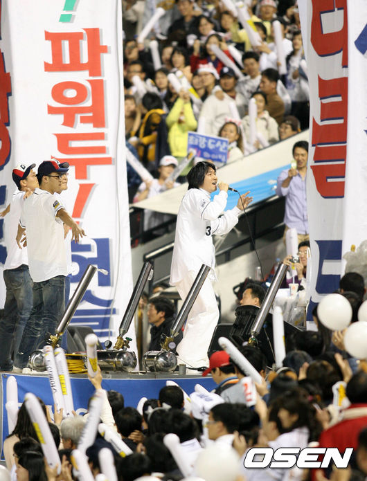 [OSEN=손용호 기자] 김장훈 두산 응원 2007.10.15 /spjj@osen.co.kr