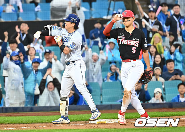 [OSEN=대구, 이석우 기자] 24일 대구삼성라이온즈파크에서 2025 신한 SOL 뱅크 KBO 리그 삼성 라이온즈와 KIA 타이거즈의 경기가 열렸다. 홈팀 삼성은 이승현이, 방문팀 KIA는 김도현이 선발 출전했다. 삼성 라이온즈 류지혁이 4회말 2사 만루 싹쓸이 좌중간 2루타를 치고 실책을 틈타 3루까지 진루한 후 환호하고 있다. 2025.05.24 / foto0307@osen.co.kr