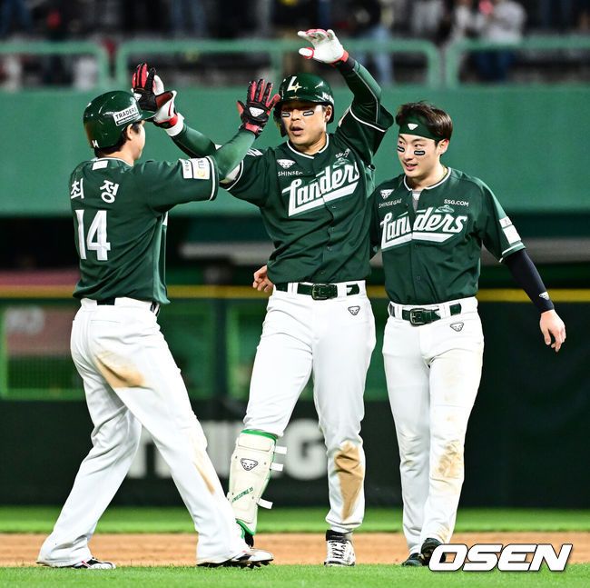 [OSEN=인천, 지형준 기자] 프로야구SSG 랜더스가LG 트윈스에 짜릿한 끝내기 승리를 거뒀다.SSG는 24일 인천 SSG랜더스필드에서 열린 2025 KBO리그 LG와 경기에서 9회 한유섬의 끝내기 안타로 5-4 승리했다.끝내기 안타를 날린 SSG 한유섬이 최정, 최지훈과 승리를 기뻐하고 있다. 025.05.24 /jpnews@osen.co.kr