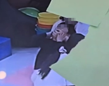 지난해 하반기 부산의 한 언어발달센터에서 교사들이 아이의 입을 틀어막고 있다. 피해 아동은 괴로워하다 구토했다. 사진 피해아동 보호자
