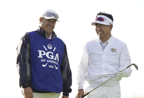 양용은이 시니어 PGA 챔피언십 2라운드에서 캐디와 대화하고 있다. 사진 PGA