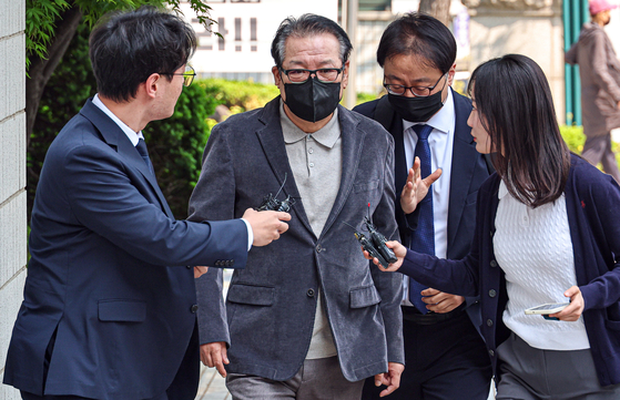 억대 불법 정치자금 수수 혐의로 불구속 기소된 무속인 '건진법사' 전성배씨가 지난 12일 서울 양천구 서울남부지방법원에서 열린 두 번째 공판에 출석하고 있다. 뉴스1