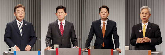 더불어민주당 이재명·국민의힘 김문수·개혁신당 이준석·민주노동당 권영국 대선후보가 23일 서울 여의도 KBS 스튜디오에서 열린 제21대 대선 2차 후보자 토론회를 준비하고 있다. 연합뉴스