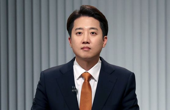 이준석 개혁신당 대통령 후보가 23일 서울 영등포구 KBS본관 스튜디오에서 중앙선거방송토론위원회 주관 제21대 대통령선거 2차 후보자 토론회 준비를 하고 있다. 국회사진기자단