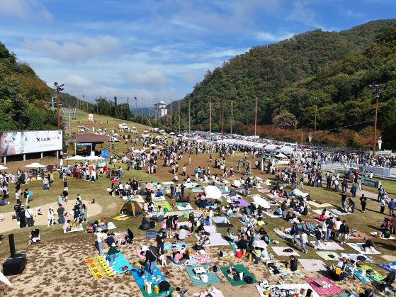 지난해 10월 13일 강원 춘천시 엘리시안 강촌 리조트에서 열린 '숲속 빵 시장' 축제에 1만 명이 넘는 방문객이 몰렸다. [뉴스1]