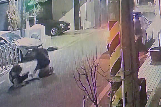 지난 2월 26일 오전 3시10분쯤 광주광역시 한 골목에서 경찰관이 50대 남성이 휘두른 흉기에 찔려 쓰러지고 있다. 50대 남성은 경찰 실탄을 맞고 숨졌다. 연합뉴스