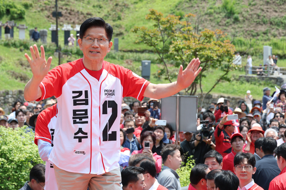 김문수 국민의힘 대선 후보가 25일 충남 공주시 공주공산성에서 유세를 하고 있다. 임현동 기자