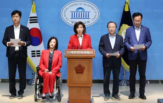 국민의힘 김문수 대통령후보 직속 사법독립수호·독재저지 투쟁위원회 위원장인 나경원 의원과 유상범, 최보윤 의원 등이 25일 서울 여의도 국회 소통관에서 ″민주당 사법장악 만행 및 전국법관대표회의″ 관련 기자회견을 하고 있다. 연합뉴스