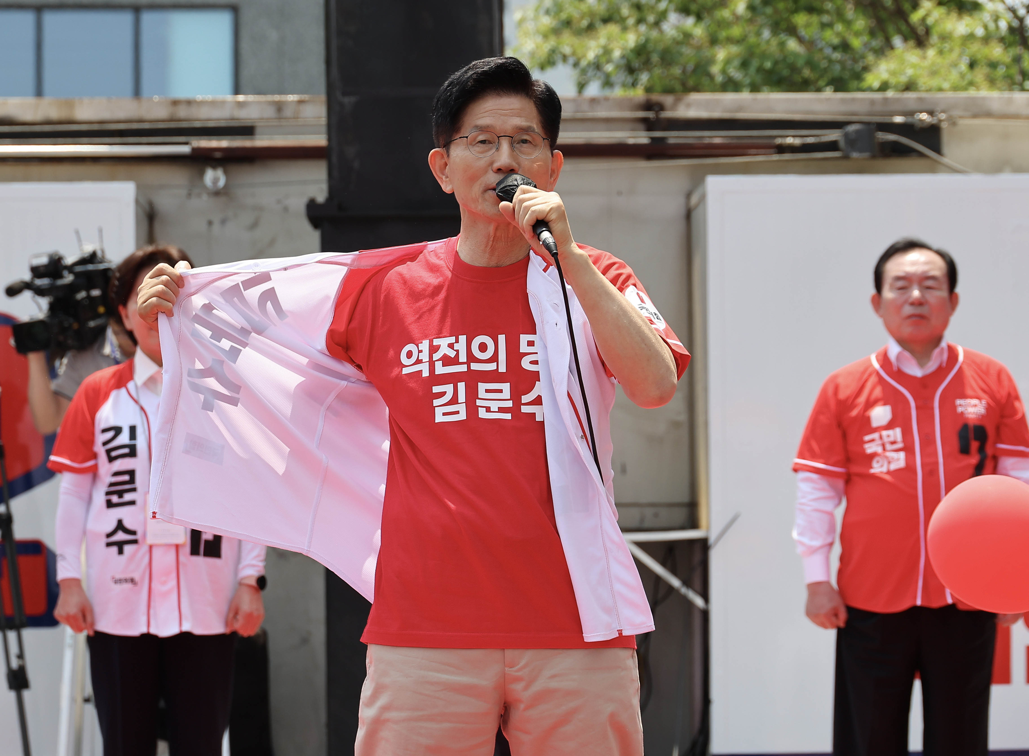 김문수 국민의힘 대선 후보가 25일 오전 충남 논산시 홈플러스 논산점 앞에서 열린 ‘기적으로 만들 진짜 논산’ 유세에서 “자신은 방탄복이 필요 없다”라며 겉옷을 벗고 있다. 임현동 기자