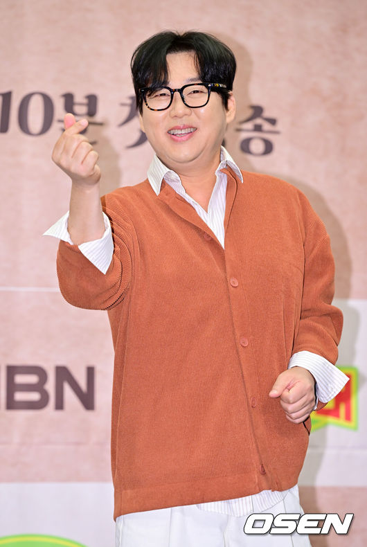 [OSEN=민경훈 기자] 6일 오전 서울 마포구 상암동 스탠포드호텔 그랜드볼룸에서 MBN 새 오디션 프로그램 ‘오빠시대’ 제작발표회가 열렸다.가수 변진섭이 무대 위에서 포토타임을 갖고 있다. 2023.10.06 /rumi@osen.co.kr