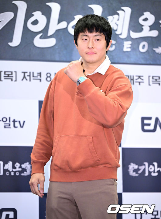 [OSEN=최규한 기자] 5일 오후 서울 상암동 스탠포드호텔에서 ENA X LG유플러스 예능 프로그램 ‘기안이쎄오’ 제작발표회가 열렸다.‘기안이쎄오’는 동병상련 CEO들을 위한 해결사가 된 기안84의 CEO 구출일지를 그리는 오피스 예능 프로그램이다.방송인 기안84가 포토타임을 하고 있다. 2024.12.05 / dreamer@osen.co.kr