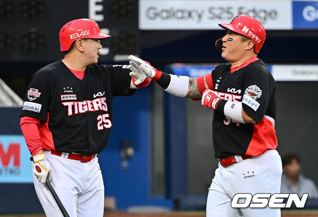 [OSEN=대구, 이석우 기자] 24일 대구삼성라이온즈파크에서 2025 신한 SOL 뱅크 KBO 리그 삼성 라이온즈와 KIA 타이거즈의 경기가 열렸다. 홈팀 삼성은 이승현이, 방문팀 KIA는 김도현이 선발 출전했다. KIA 타이거즈 최형우가 4회초 무사 2루 우월 2점 홈런을 치고 하이파이브를 하고 있다. 2025.05.24 / foto0307@osen.co.kr