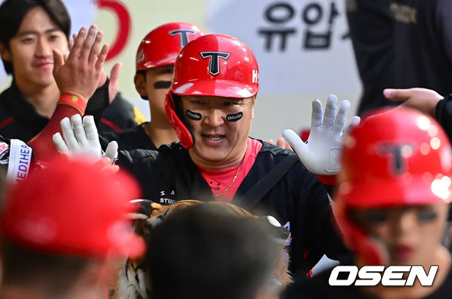 [OSEN=대구, 이석우 기자] 24일 대구삼성라이온즈파크에서 2025 신한 SOL 뱅크 KBO 리그 삼성 라이온즈와 KIA 타이거즈의 경기가 열렸다. 홈팀 삼성은 이승현이, 방문팀 KIA는 김도현이 선발 출전했다. KIA 타이거즈 최형우가 4회초 무사 2루 우월 2점 홈런을 치고 하이파이브를 하고 있다. 2025.05.24 / foto0307@osen.co.kr
