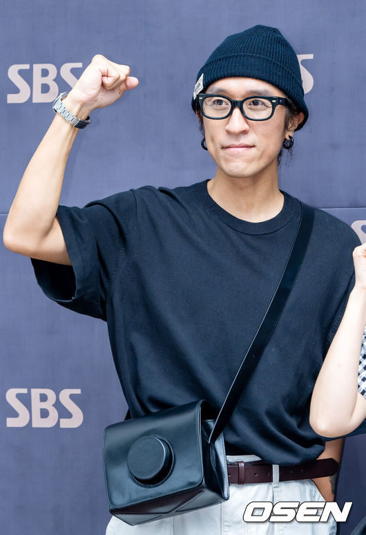 [OSEN=민경훈 기자] 18일 오후 혼성그룹 코요태 (김종민, 신지, 빽가)가 서울 양천구 SBS 목동 사옥에서 진행된 SBS 파워FM '두시탈출 컬투쇼' 참석했다.코요태 빽가가 입장하며 포즈를 취하고 있다. 2022.08.18 /rumi@osen.co.kr