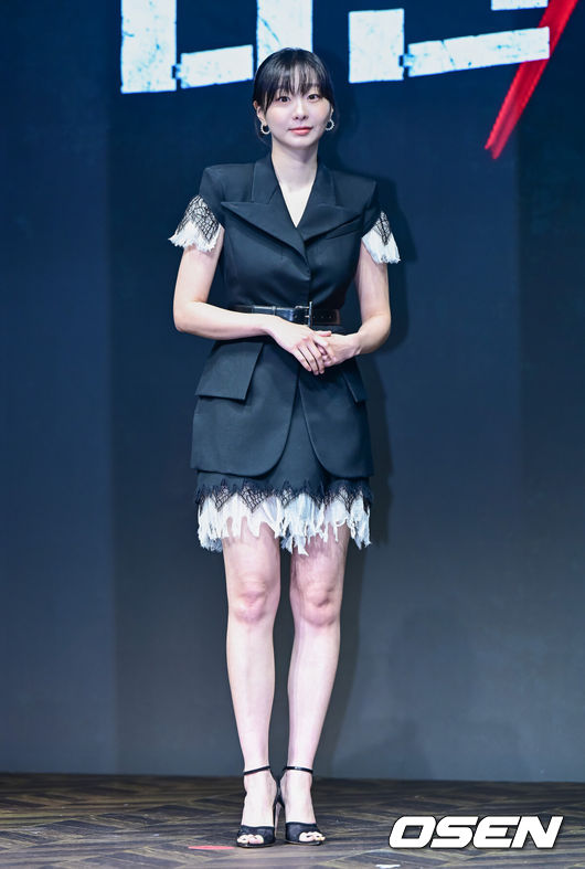 [OSEN=지형준 기자] 14일 오전 서울 종로구 JW 메리어트 동대문 스퀘어에서 디즈니+ 오리지널 시리즈 '나인 퍼즐' 제작발표회가 열렸다.윤종빈 감독의 신작 '나인 퍼즐’은 10년 전,미결 사건의 유일한 목격자이자 현직 프로파일러인‘이나’(김다미)와그를 끝까지 용의자로 의심하는 강력팀 형사‘한샘’(손석구)이 의문의 퍼즐조각과 함께 다시 시작된 연쇄살인 사건의 비밀을 파헤치는 추리 스릴러다.배우 김다미가 포토타임을 하고 있다. 2025.05.14 /jpnews@osen.co.kr