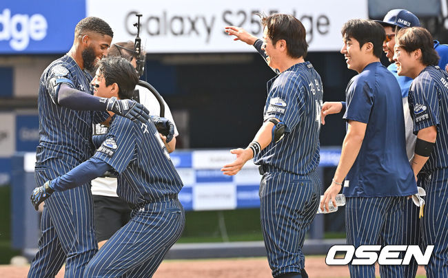 [OSEN=대구, 이석우 기자] 25일 대구삼성라이온즈파크에서 2025 신한 SOL 뱅크 KBO 리그 삼성 라이온즈와 KIA 타이거즈의 경기가 열렸다. 홈팀 삼성은 원태인이, 방문팀 KIA는 윤영철이 선발 출전했다. 삼성 라이온즈 구자욱과 선수들이 9회말 끝내기 홈런을 친 디아즈와 기쁨을 나누고 있다. 2025.05.25 / foto0307@osen.co.kr