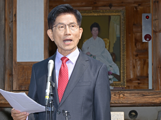 김문수 국민의힘 대선 후보가 25일 충북 옥천군 육영수 여사 생가를 방문해 둘러본 후 현안 관련 입장 발표를 하고 있다. 임현동 기자
