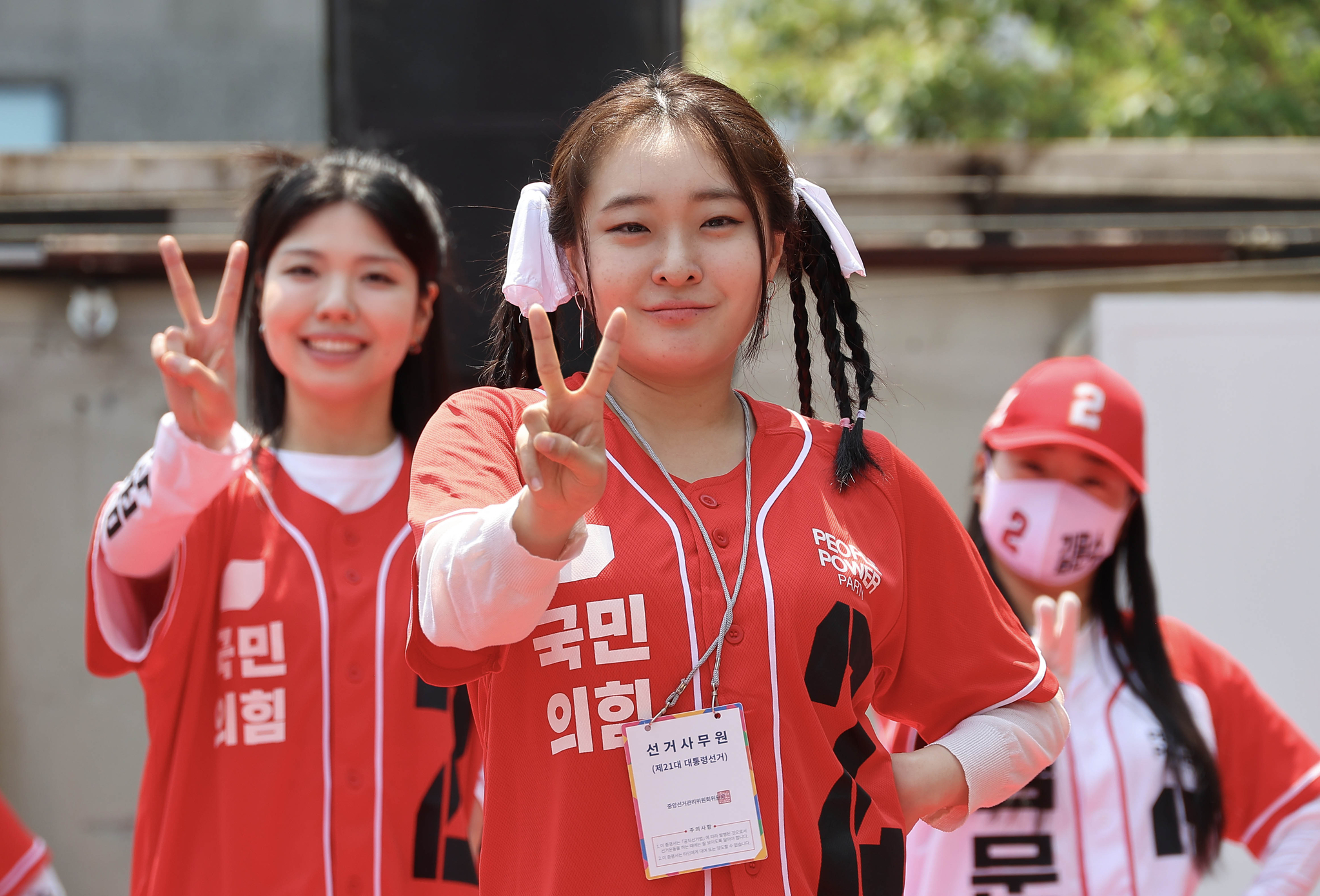 김문수 국민의힘 대선 후보 선거운동원들이 25일 오전 충남 논산시 홈플러스 논산점 앞에서 열린 ‘기적으로 만들 진짜 논산’ 유세에서 지지를 호소하며 율동을 하고 있다. 임현동 기자