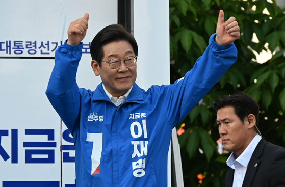 이재명 더불어민주당 대선후보가 25일 충남 아산시 탕정 한들물빛공원에서 열린 집중유세에서 손을 들어 보이고 있다. 김성룡 기자