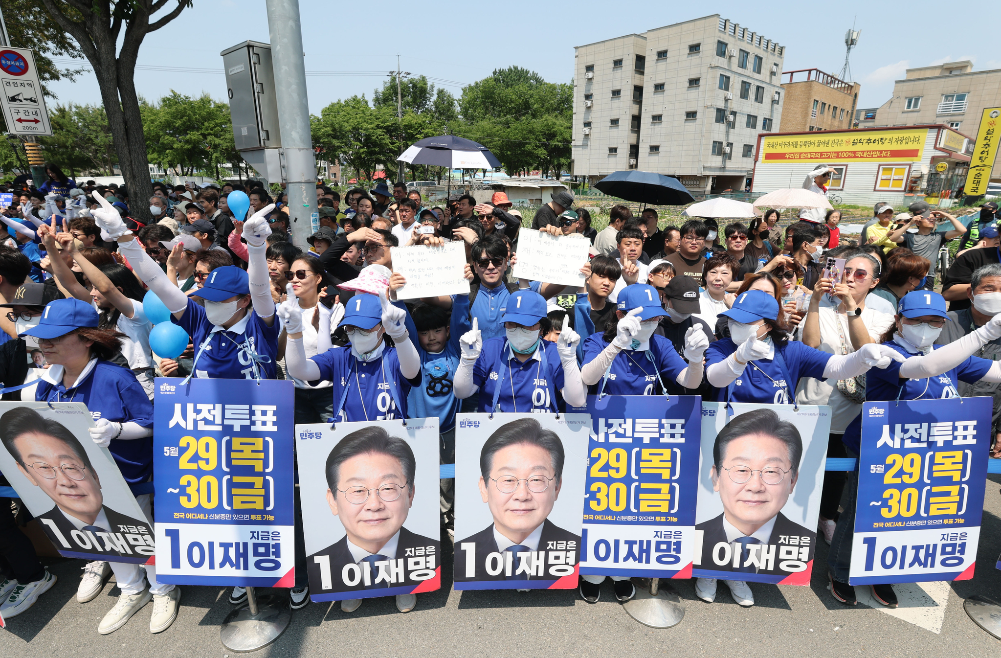 이재명 더불어민주당 대선 후보 선거운동원들이 25일 충남 당진시 당진전통시장 앞 유세장에서 이 후보의 지지를 호소하며 율동을 하고 있다. 김성룡 기자